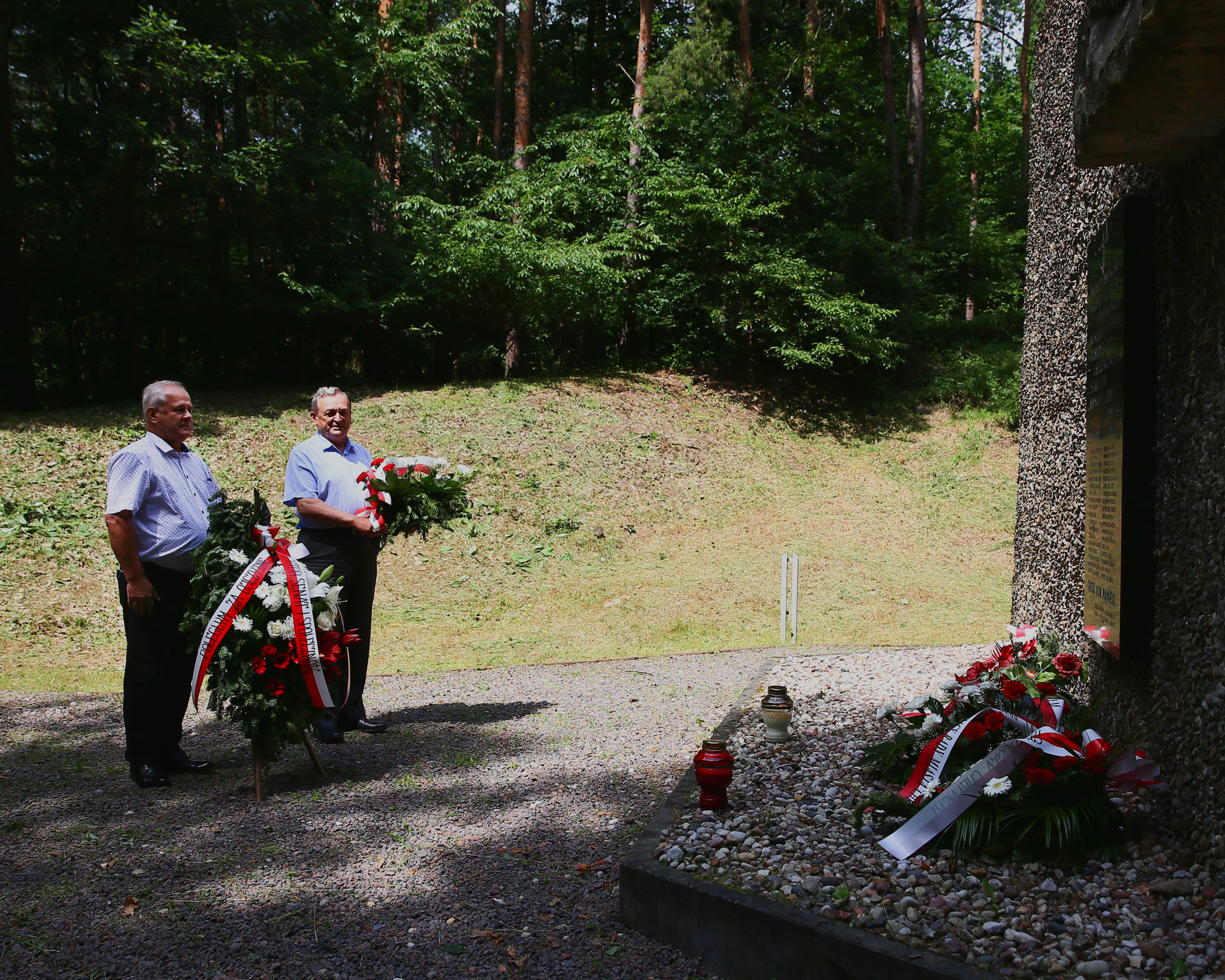 złożenie kwiatów pod pomnikiem