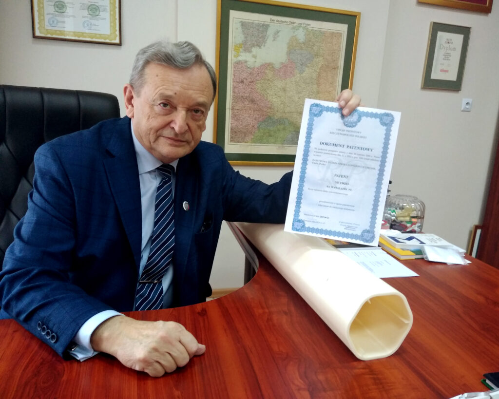 Senator trzymający patent