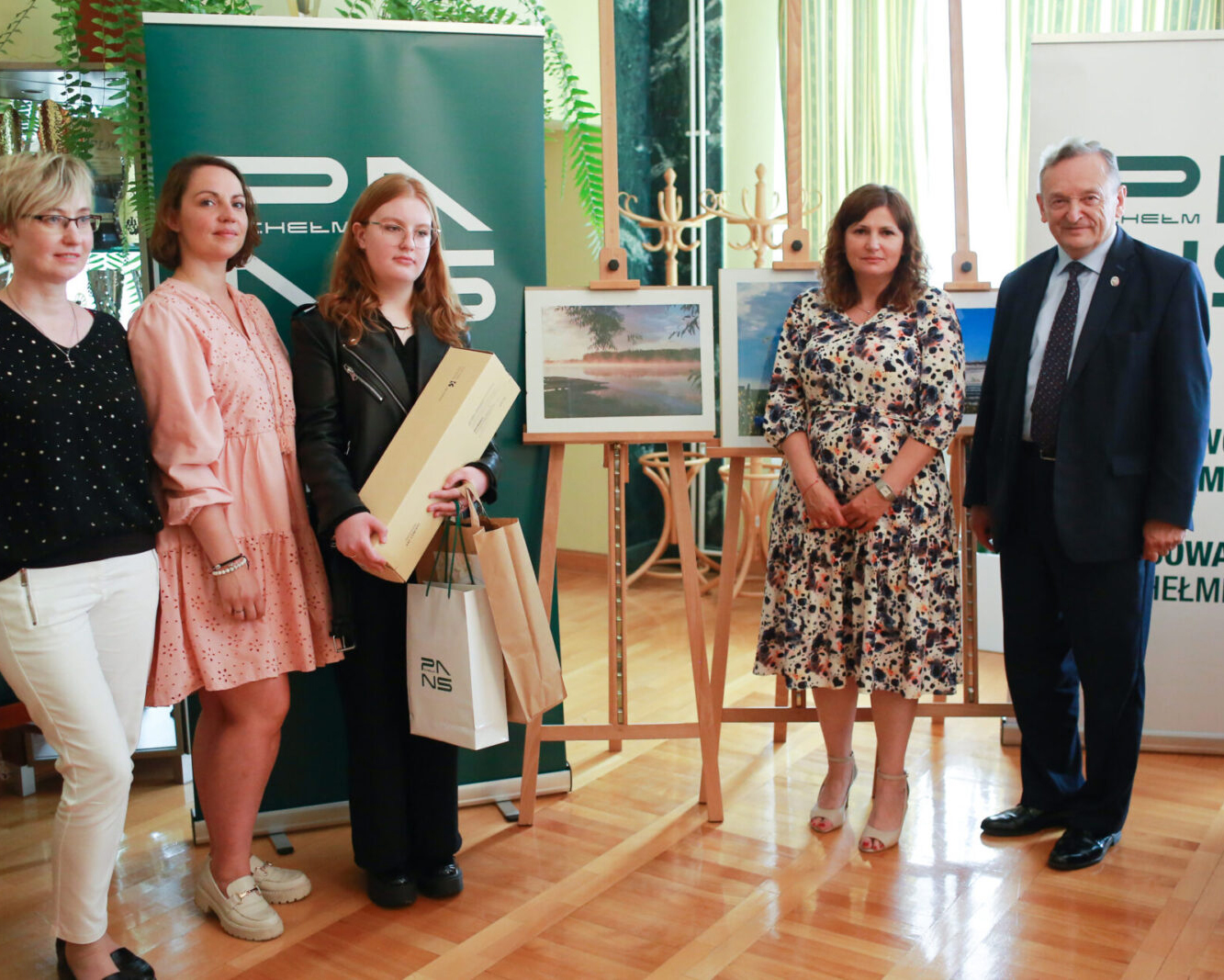 Senator Zając pozuje do zdjęcia z laureatami konkursu